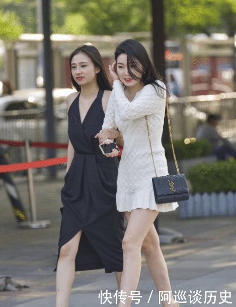 『显眼』姐妹花一个穿黑色一个穿白色,是为了出街更显眼吗