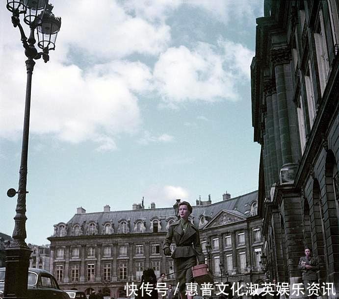 『老照片』老照片 1950年的法国巴黎美女牵着小狗走在街头