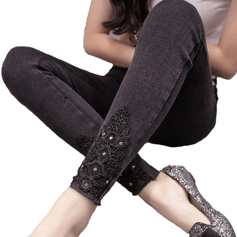 小姨今年46岁，真的超会打扮!帆布鞋+小脚裤，美到飞起来