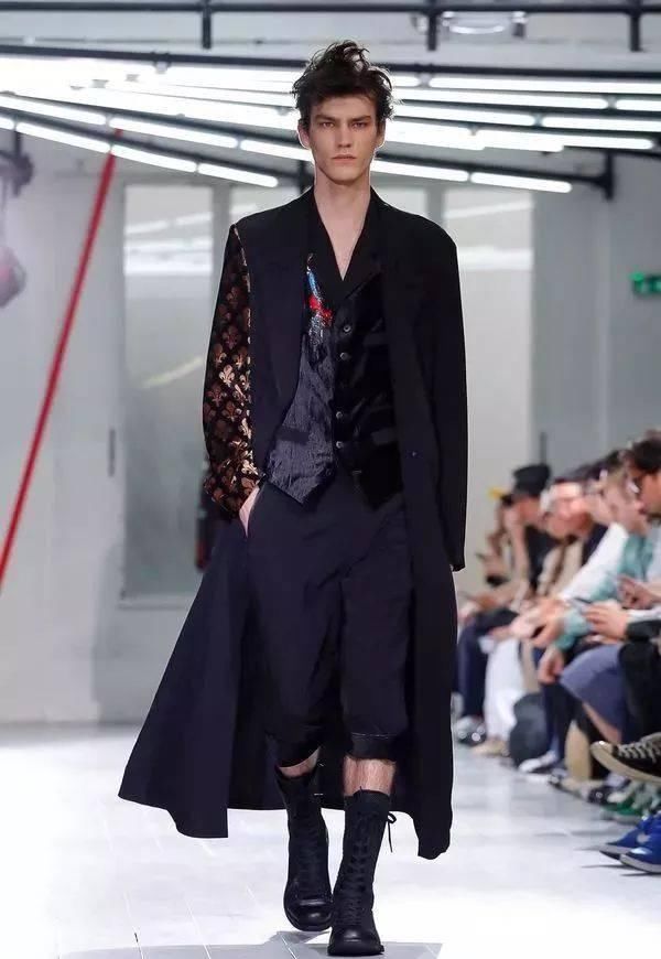  时装秀：Yohji Yamamoto 2020 春夏时装秀：山本耀司的黑色诗意想象