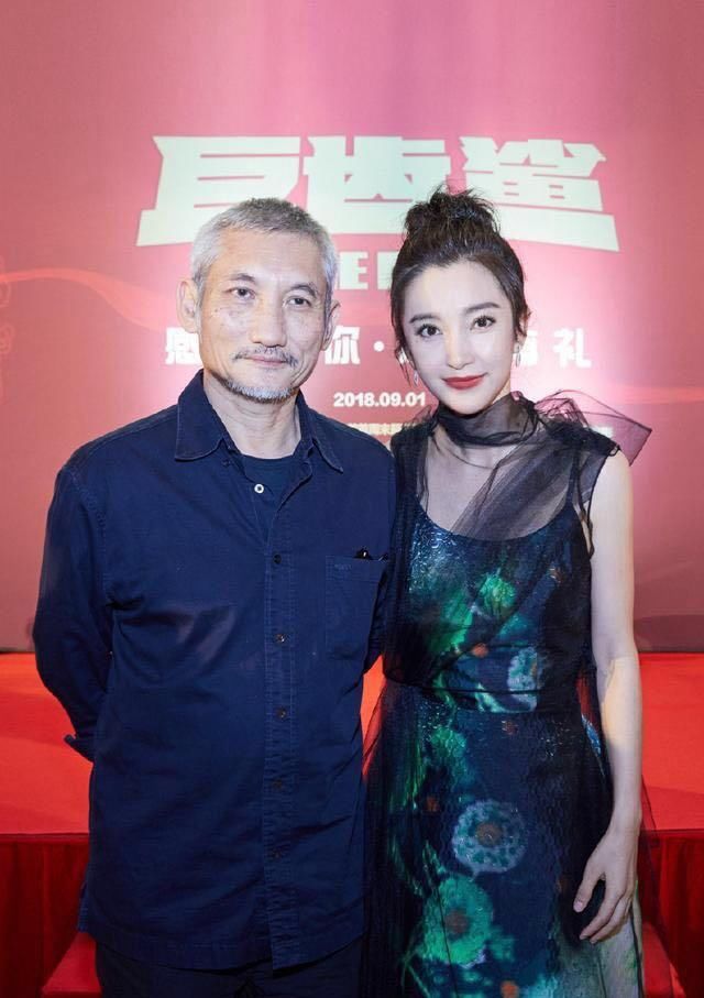 45岁李冰冰真年轻，穿墨绿色纱裙似仙女，美得都忘了年龄啊！