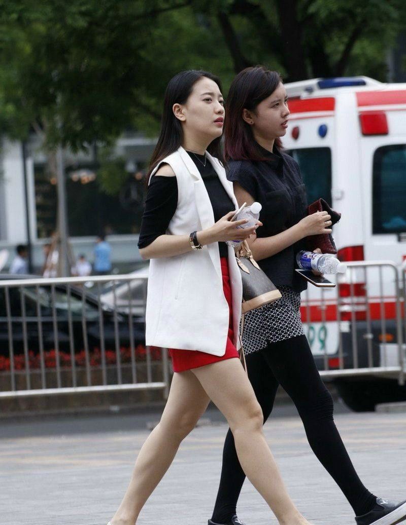 清凉一夏:街拍美女,有个美女的坏坏笑,让人受不,感觉心痒痒