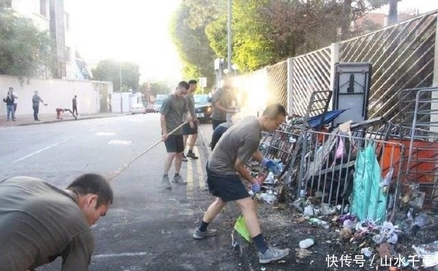  亲民■爱港亲民！驻港部队协助香港市民清理路障，赢得阵阵掌声