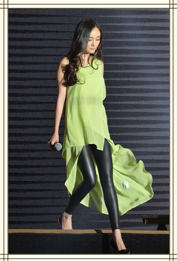 杨幂就是杨幂！塑料雨衣都能穿出超模范，网友：带货女王果然厉害