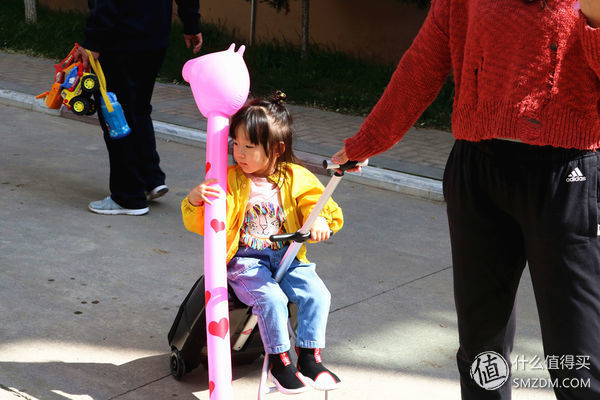 出门带娃手忙脚乱?这款行李箱还真是帮了大忙