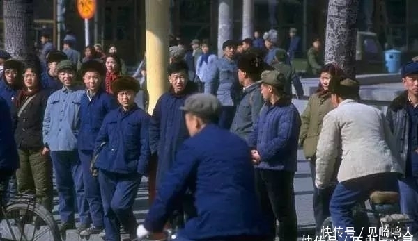 七十年代老照片：大城市里也有些人开始像西方一样，穿着比较开放