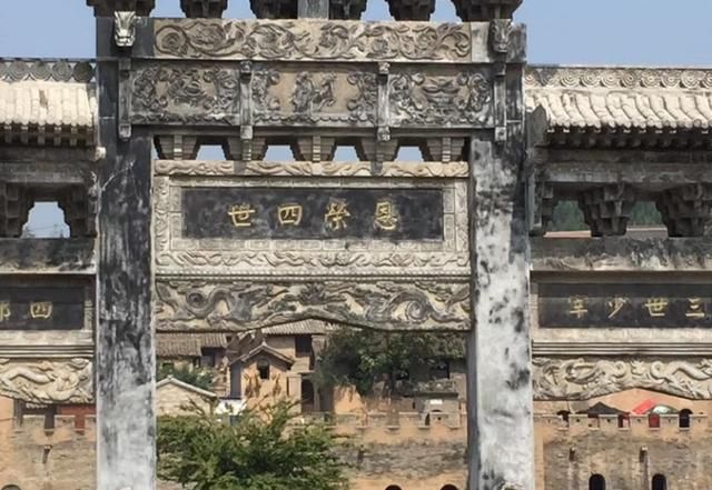 山西一古城,废旧坩埚垒砌成墙壁,到处都是“蜂窝城墙”