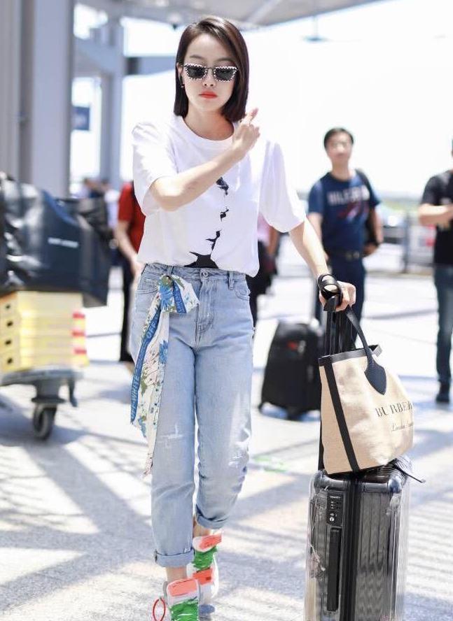 宋茜又不好好穿衣服了 在裤子上别条丝带就出门 网友: 上厕所方便