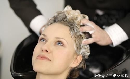  [洗头发时]头发多久洗一次最科学？如何摆脱头油头秃？