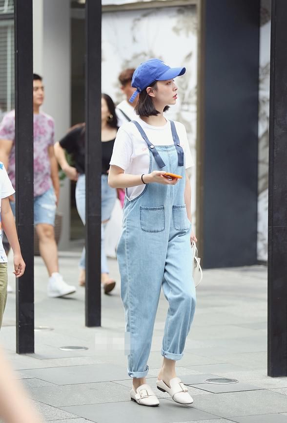 街拍:美艳姑娘清凉出行，“标准匀称”的身形，满满的女人味!