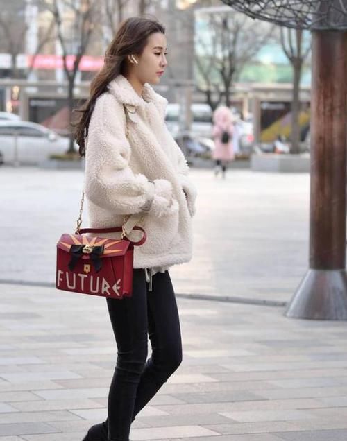 『气质』街拍:肤如凝脂的小姐姐,一条浅蓝色的连衣裙,时尚女神气质