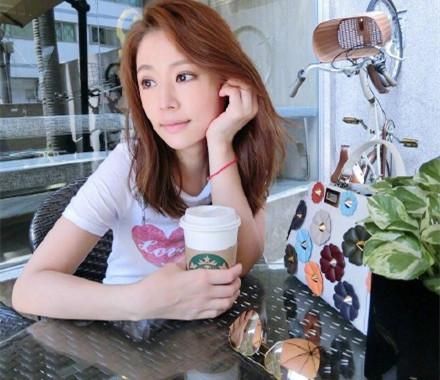 不愧是林心如，穿上黑色高跟鞋整屏都是腿，丝毫不输韩国第一美腿