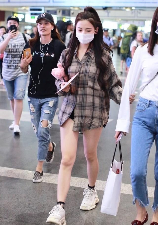 杨超越太会玩,这次又玩“下装失踪”,但上衣却又如此低调保守!