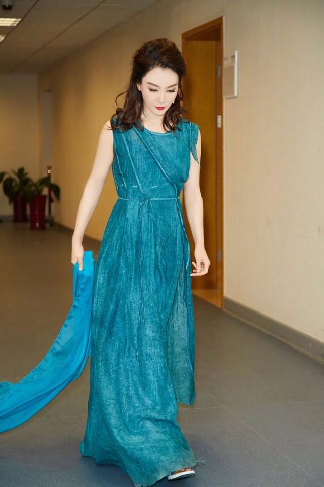 陈数穿白T配牛仔裤现身机场，瞬间嫩到飞起，网友:只有20岁吧!