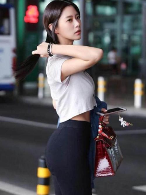 紧身打底裤，尽显优雅迷人的大长腿，轻松成为众人瞩目的焦点！