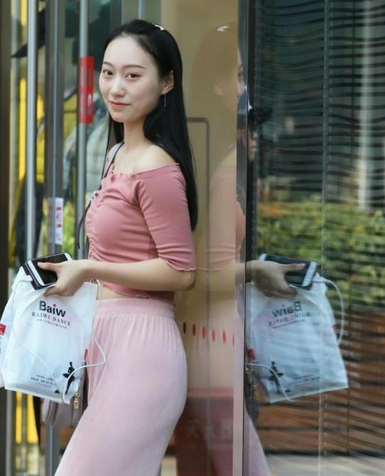 「清爽」街拍:清爽美丽的女孩,美丽的穿搭,尽显女神风范