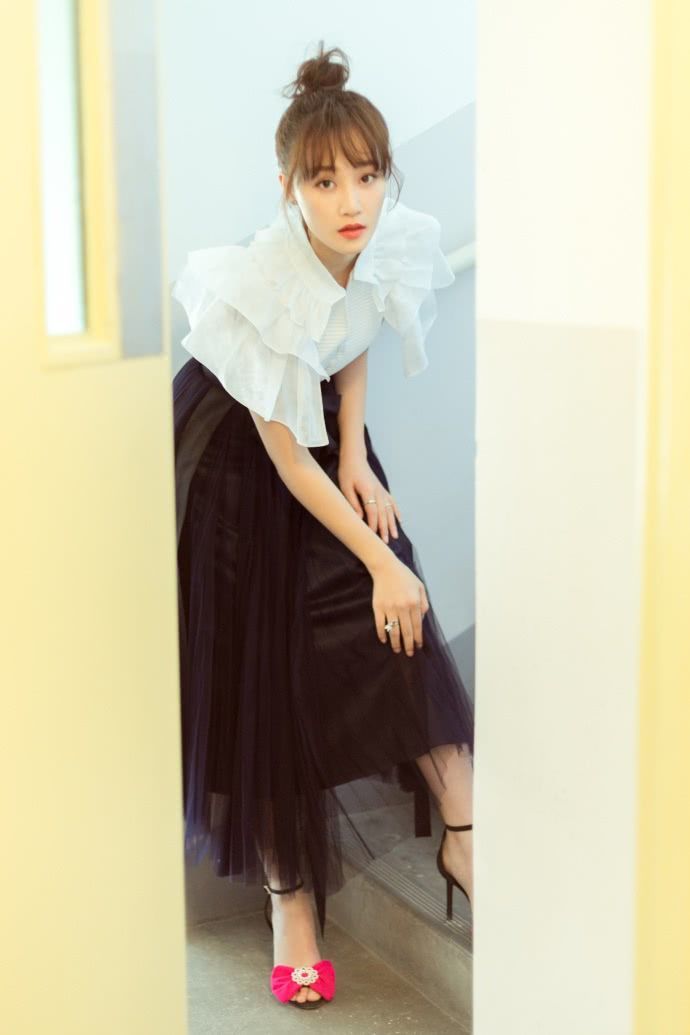 蓝盈莹胆真肥！吊带裙下面穿牛仔裤，网友：这跟没穿有什么区别？