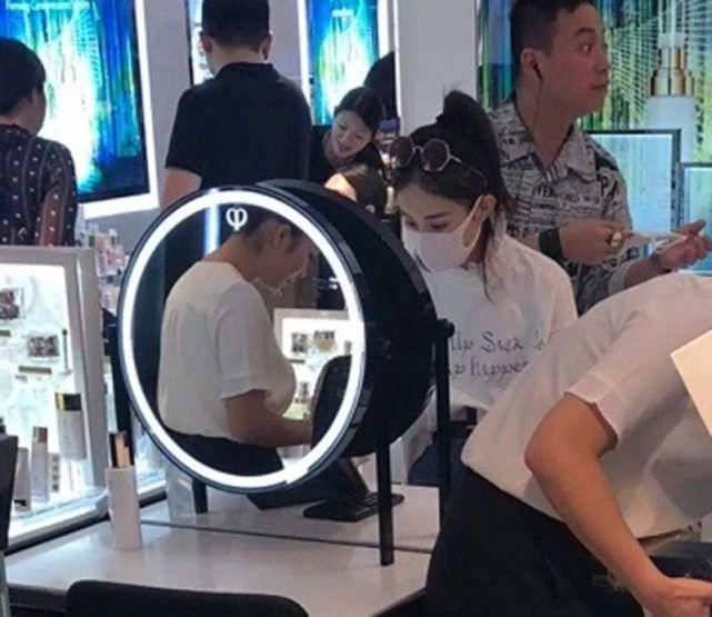 卓伟曝赵丽颖确实怀孕后，网友称偶遇赵丽颖去医院产检:确切消息