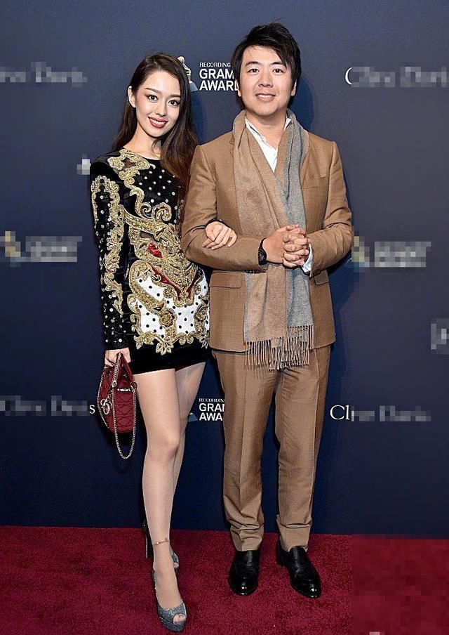  「身型」郎朗老婆吉娜真有“料”，长衫配运动长裤都难掩尤物身型，立体感太强
