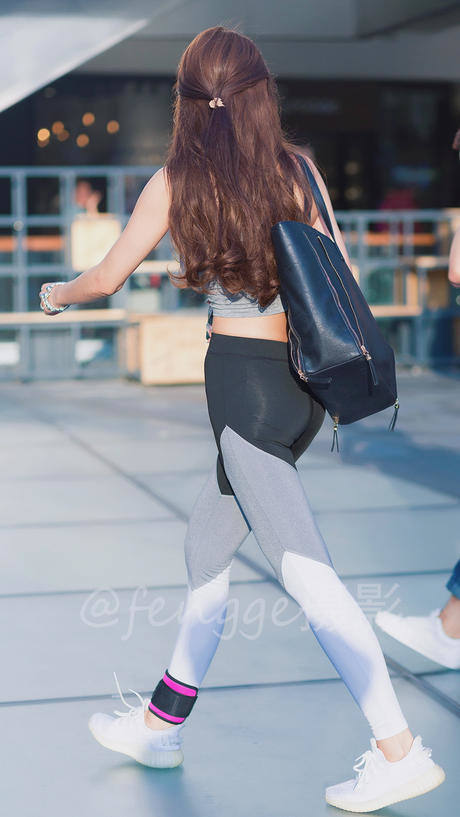 街拍: 穿紧身瑜伽裤的小美女, 身材真棒, 好像还是个小明星呢
