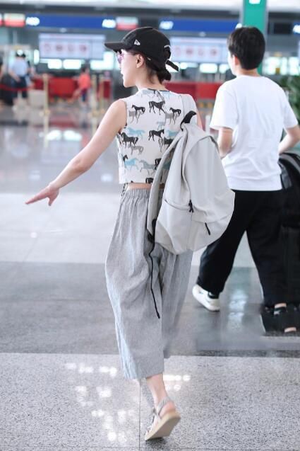 44岁周迅无袖背心像只披了块布还用一根绳系着，网友:像20岁少女