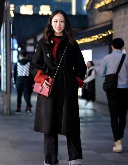  气质■街拍：肌若凝脂的美女，一件白色的连衣裙外搭白色外套，时尚气质
