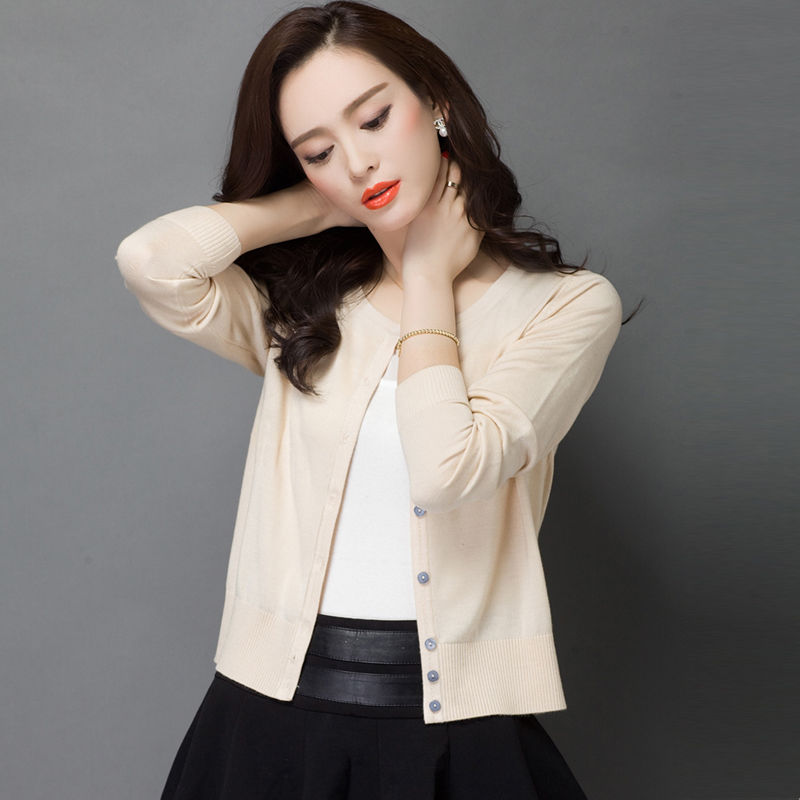 不要再穿烂大街的土风衣了，今年流行开衫+休闲裤，上身洋气炸了