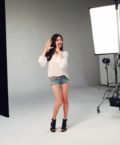 秋瓷炫39岁，裸色吊带裙太敢穿，网友：皮肤嫩的像18岁