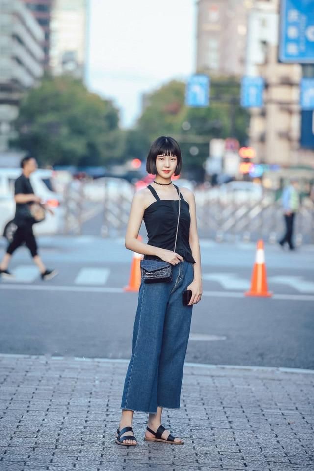 街拍露脐气质美女，个个迷人，这身材太让人羡慕嫉妒恨