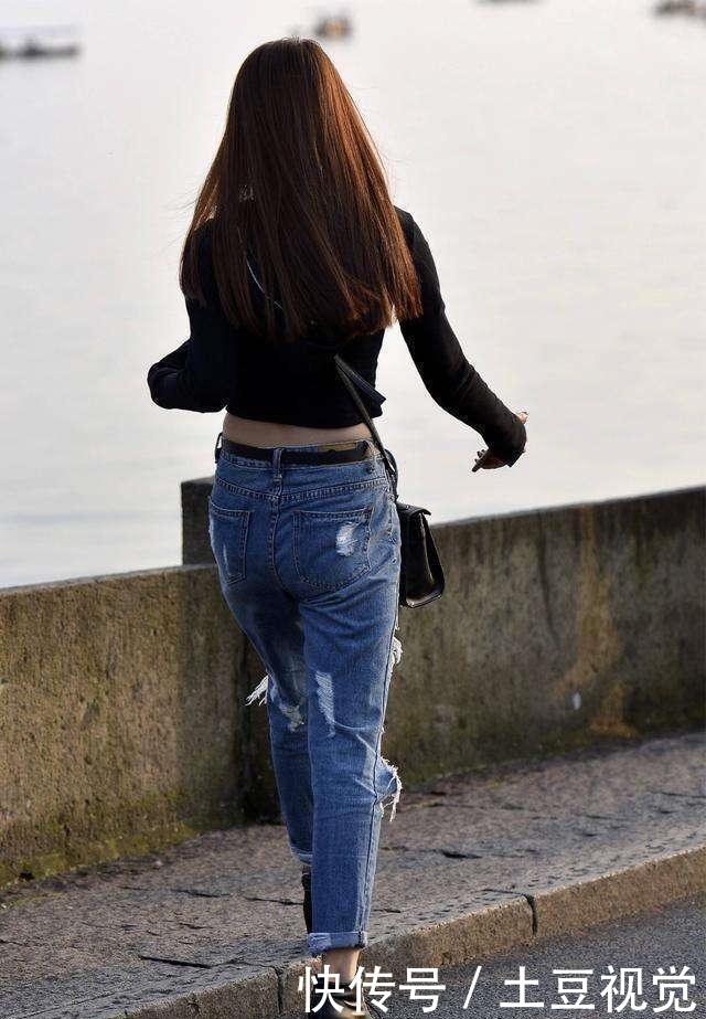  「短袖」街拍：图三牛仔热裤配白色短袖体恤的美女，漂亮小姐姐都是大长腿