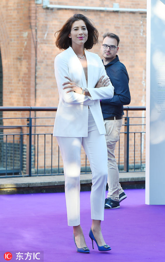 被穆古鲁扎这一身撩到了 白色西装长腿笔直 风吹秀发气质爆棚