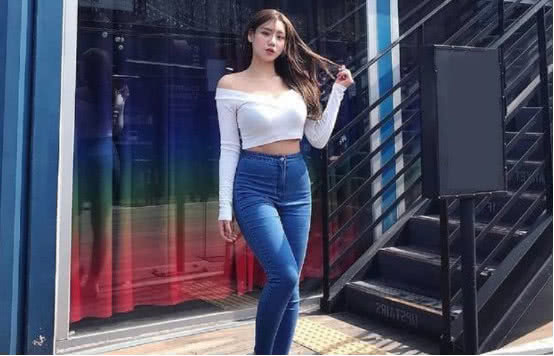 气质女神穿紧身牛仔裤，胯宽下的美腿尽显时尚魅力