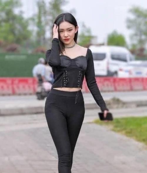  风采■美女时尚街拍：环肥燕瘦的美女，一件粉色吊带配白色短裤，优雅气质风采