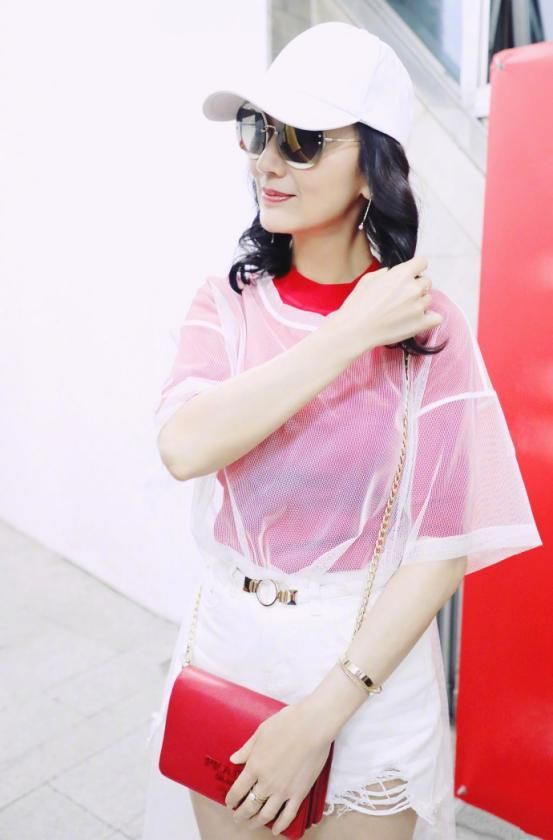 赵雅芝为显嫩太拼了，穿这么短的短裤，网友：63岁穿成23岁就服你