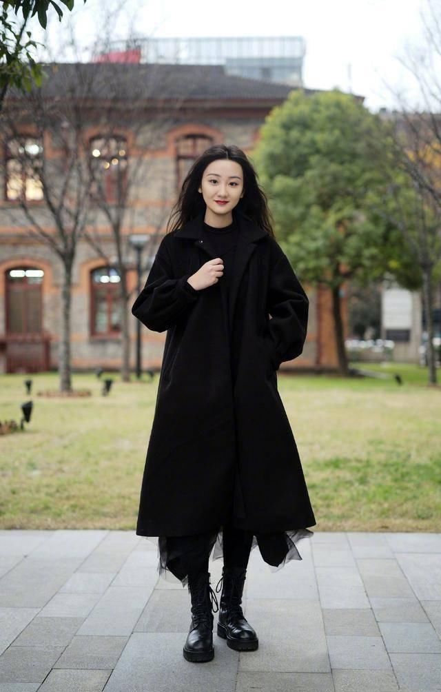  [小姐姐]经典黑也能穿出层次感，高级又优雅，真是个迷人的“小妖精”