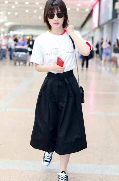 吴昕真会扬长避短!穿黑色裙遮住微粗的腿,非常时尚潮流