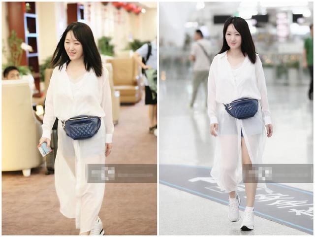 47岁杨钰莹一身白衣藏热裤，笑靥如花甜美少女风，网友:美成20岁