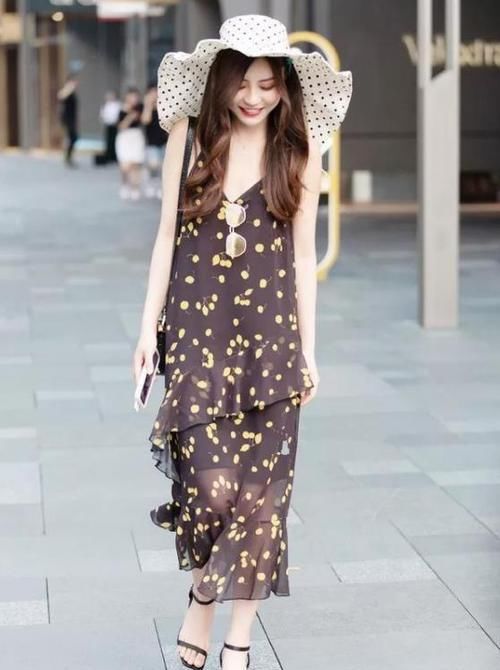  气质：美女时尚街拍：千娇百媚的美女，一件绿色的连衣裙外搭长袖开衫，气质女神