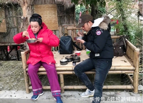  [坐在]刘晓庆近照曝光，67岁的她满头白发，坐在路边端着大盆吃饭！