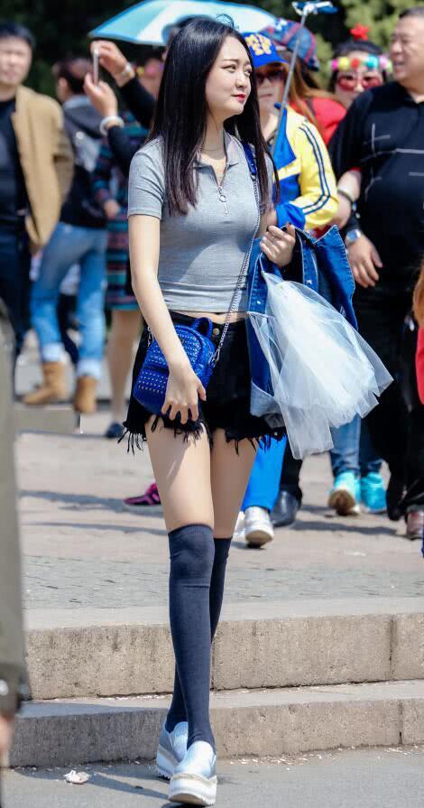 丰腴御姐穿超短裤配高筒袜秀出纤长美腿，傲人上围很吸睛