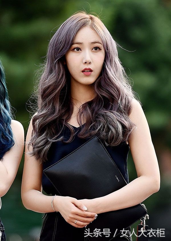 GFriend 信飞紧身牛仔裤干练利落，嘟嘴卖萌波浪长发添女性柔美