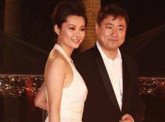 黄毅清又发文,曝猛料这位女星不正常,网友:他要得罪整个娱乐圈