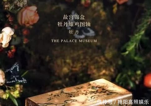 孤傲小姐姐露脐装搭配紧身，紧身的设计勾勒前凸后翘的丰满身材！