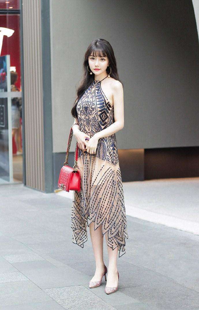 街拍：小姐姐穿上连衣裙非常漂亮, 气质满满, 女神范爆表呀