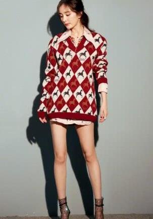 杨幂又为新品“代言”，渔网袜配凉鞋还要开个口透气，格外时尚！