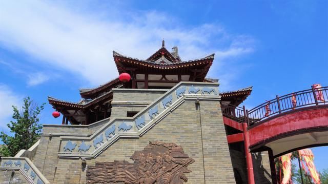 距西安75公里，武则天乾陵脚下，新建的大唐小镇，一年多就没人了