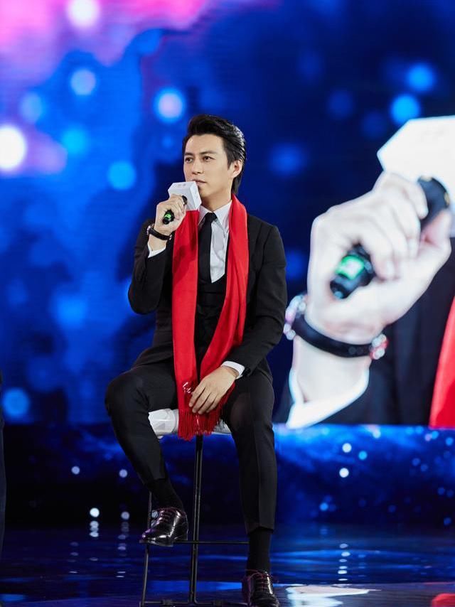 41岁靳东现身，却穿了件粉衬衫，网友：老干部也要俏？