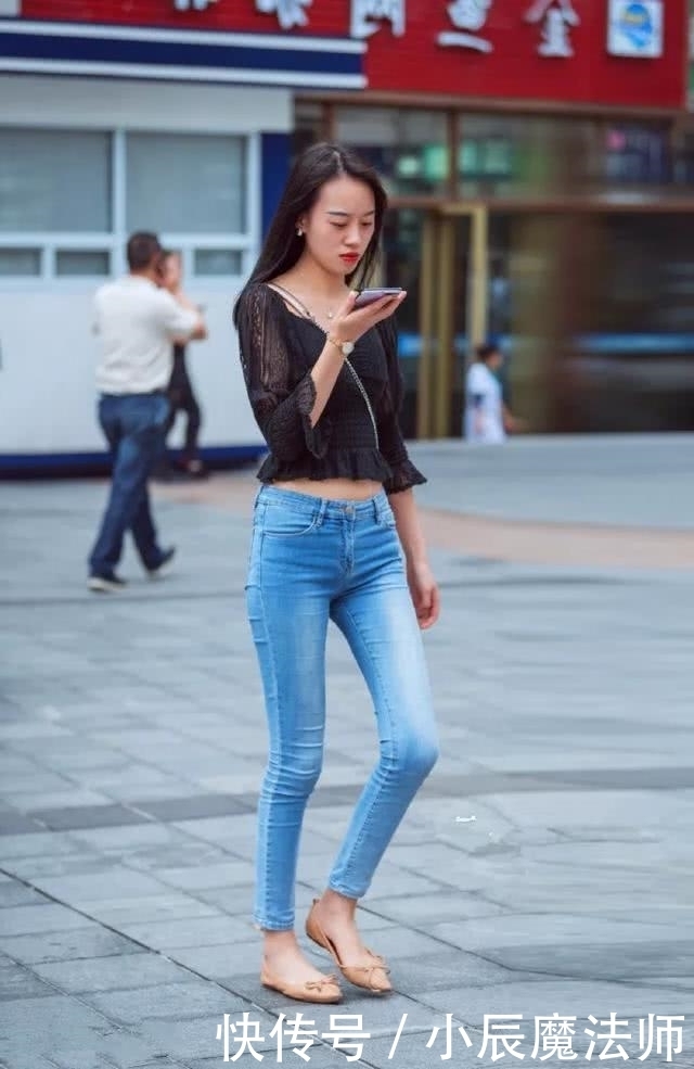  #粉色#路人街拍，靓女踩上一双粉色的小高跟，显得她更有品味