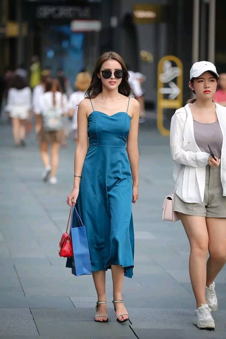 路人街拍，吊带连衣裙这样穿很修身，而且落落大方有气质!