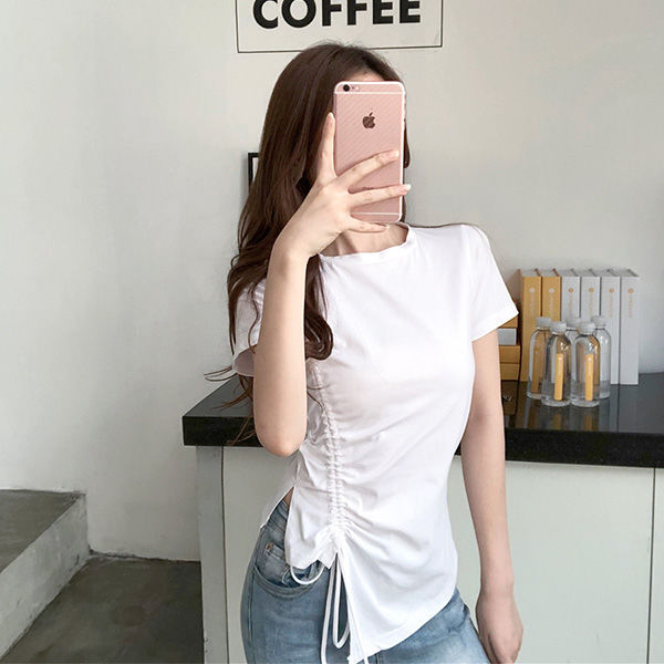 会打扮的女人都不穿裙子了，现在流行这样紧身T恤，性感又迷人